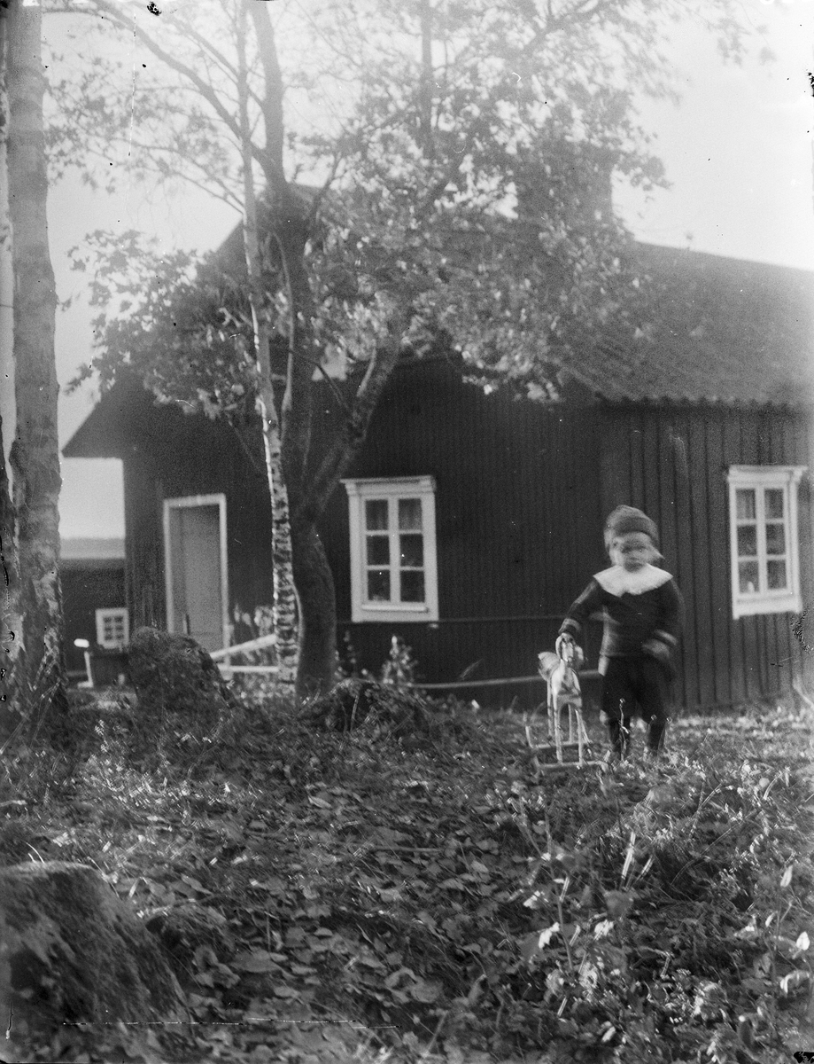 "Ture Gustafson står med hästen framför stugan", Billerstena, Altuna socken, Uppland 1923