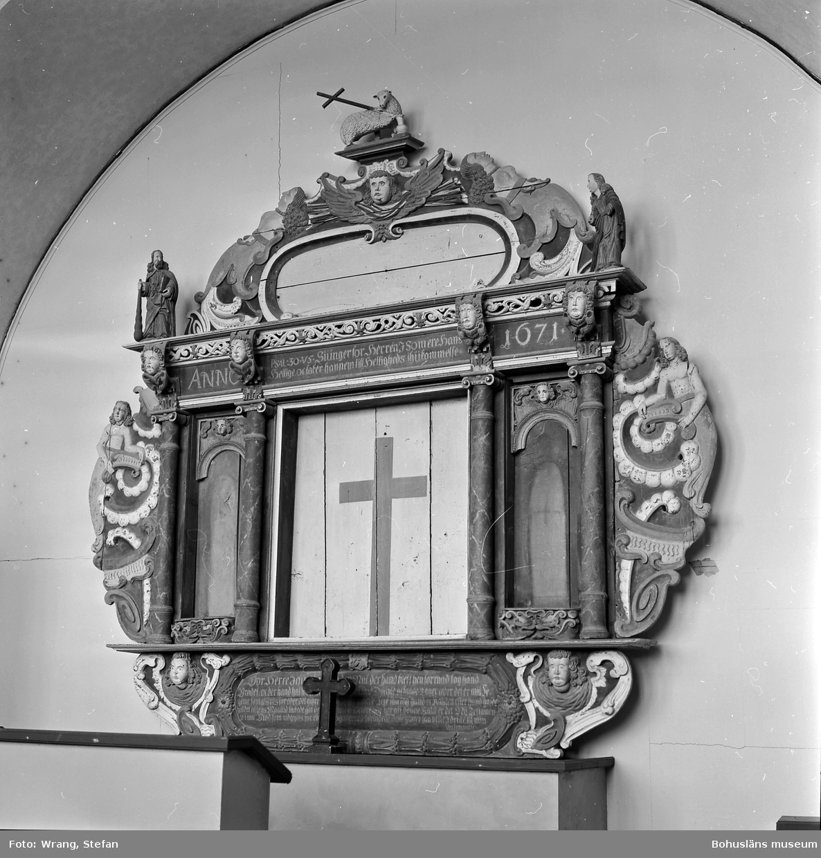 Text till bilden: "Hamburgsunds kapell. Altaruppsats i tornrummet. 1671".