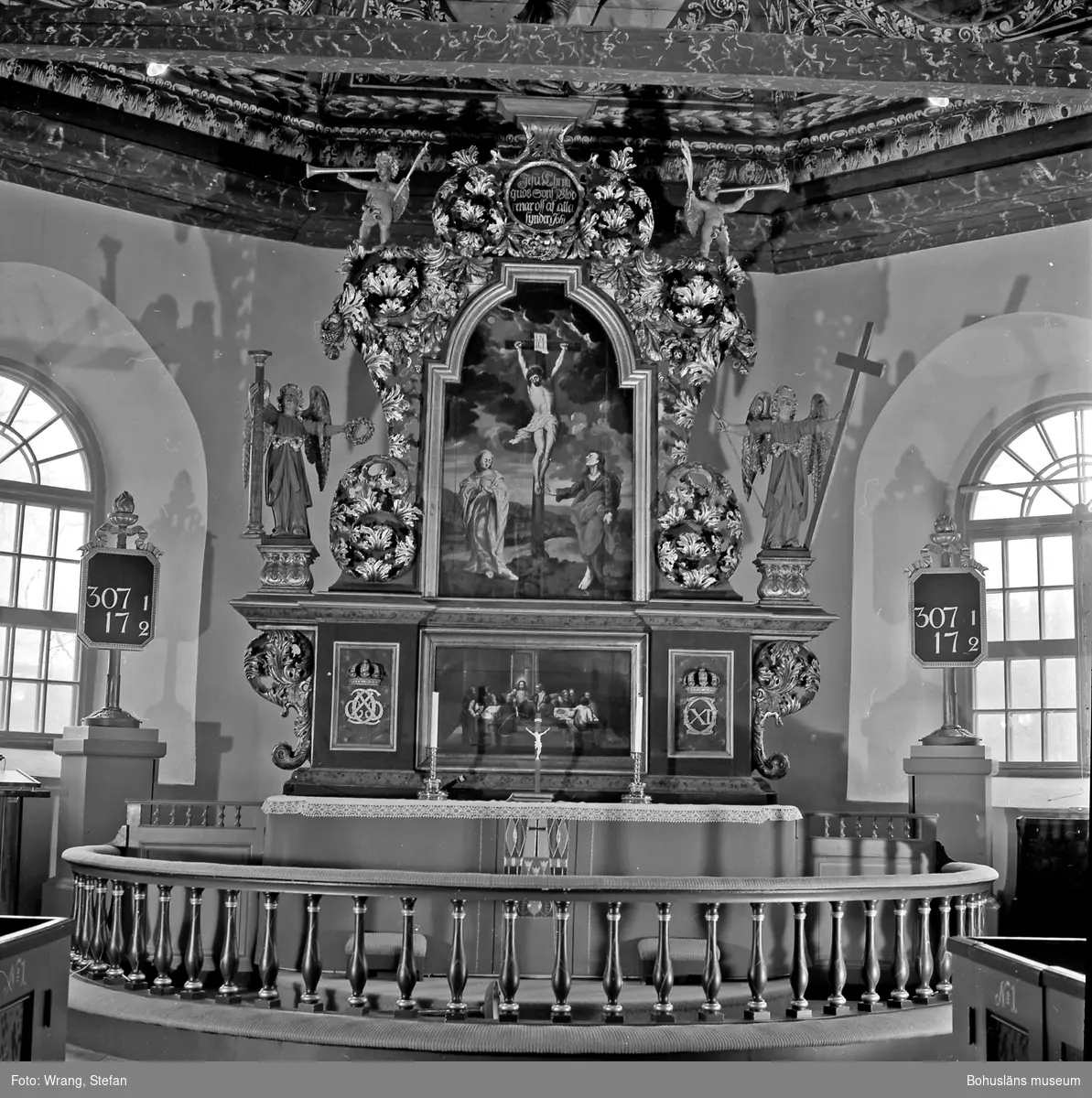 Text till bilden: "Bro kyrka. Altaruppsats av Marcus Jäger 1696 med målning av Johan Hammar".