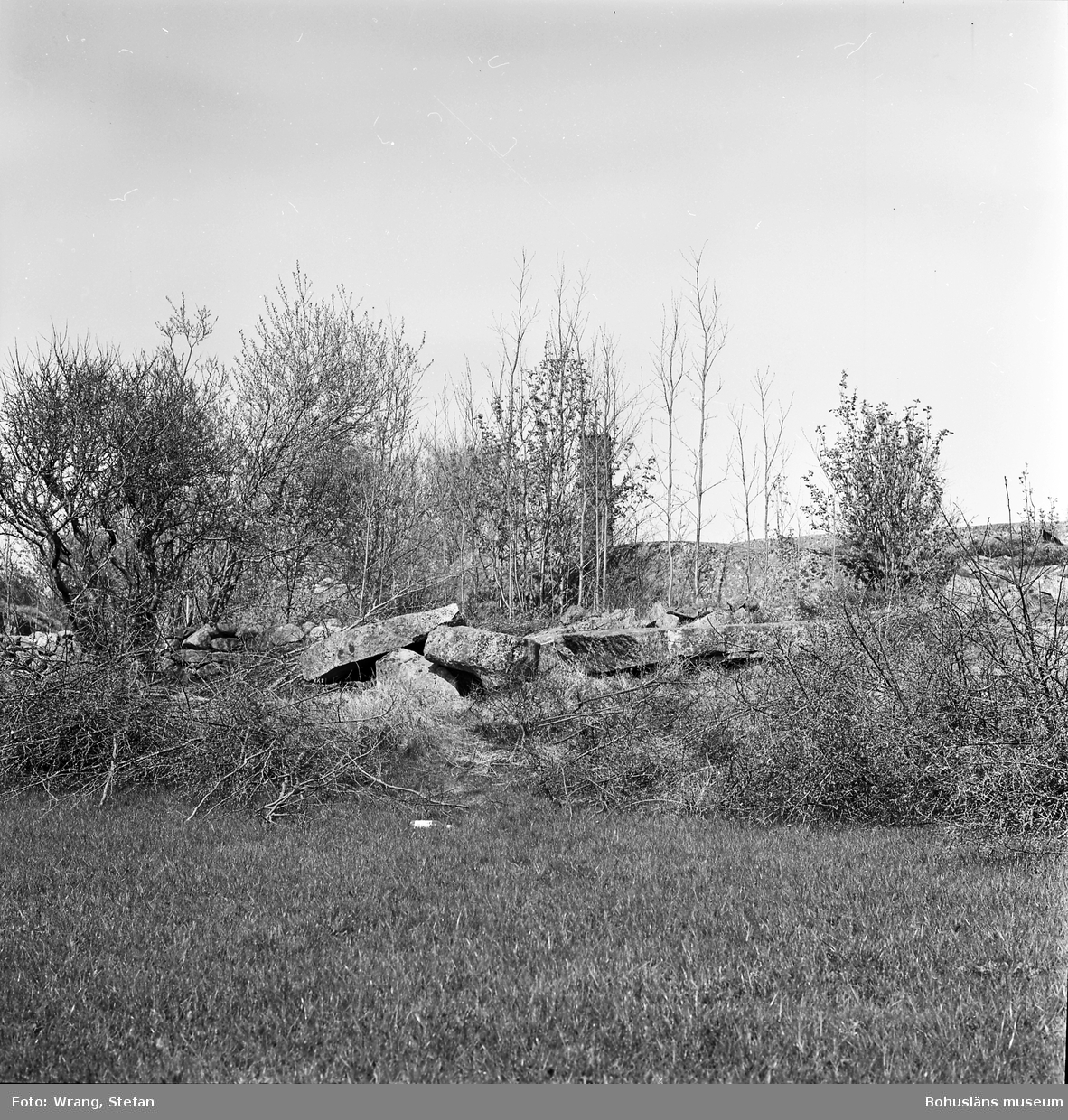 Text till bilden: "Hunnebostrands begravningsplats. Raserad gånggrift i n. ö. delen".