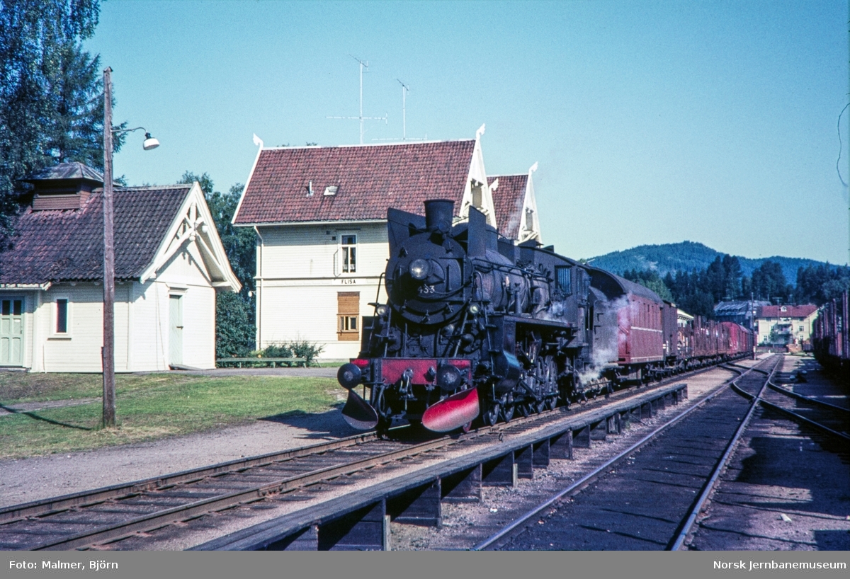 Godstog fra Elverum til Kongsvinger på Flisa stasjon. Toget trekkes av damplokomotiv type 26c nr. 433.