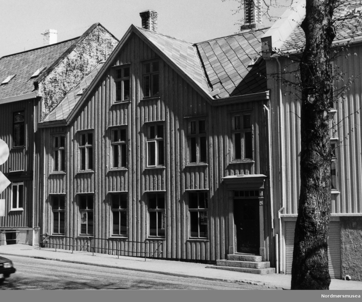 Pressefoto: "Langveien 42" Foto fra Langveien 42 på Kirkelandet i Kristiansund. Basert på andre foto i serien,kan bildet trolig dateres til 1987. Fotoarkivet stammer fra Nordmørsposten, og inngår nå i Nordmøre museums fotosamlinger.