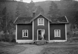 Foto av et gårdshus, trolig tilhørende familien Røv på Meisi