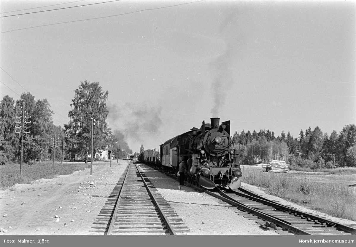Godstog fra Elverum til Kongsvinger på Grinder stasjon. Toget trekkes av damplokomotiv type 26c nr. 433.