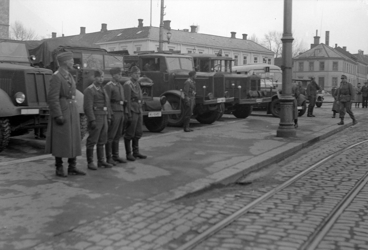 Tyske soldater med kjøretøy på Torvet