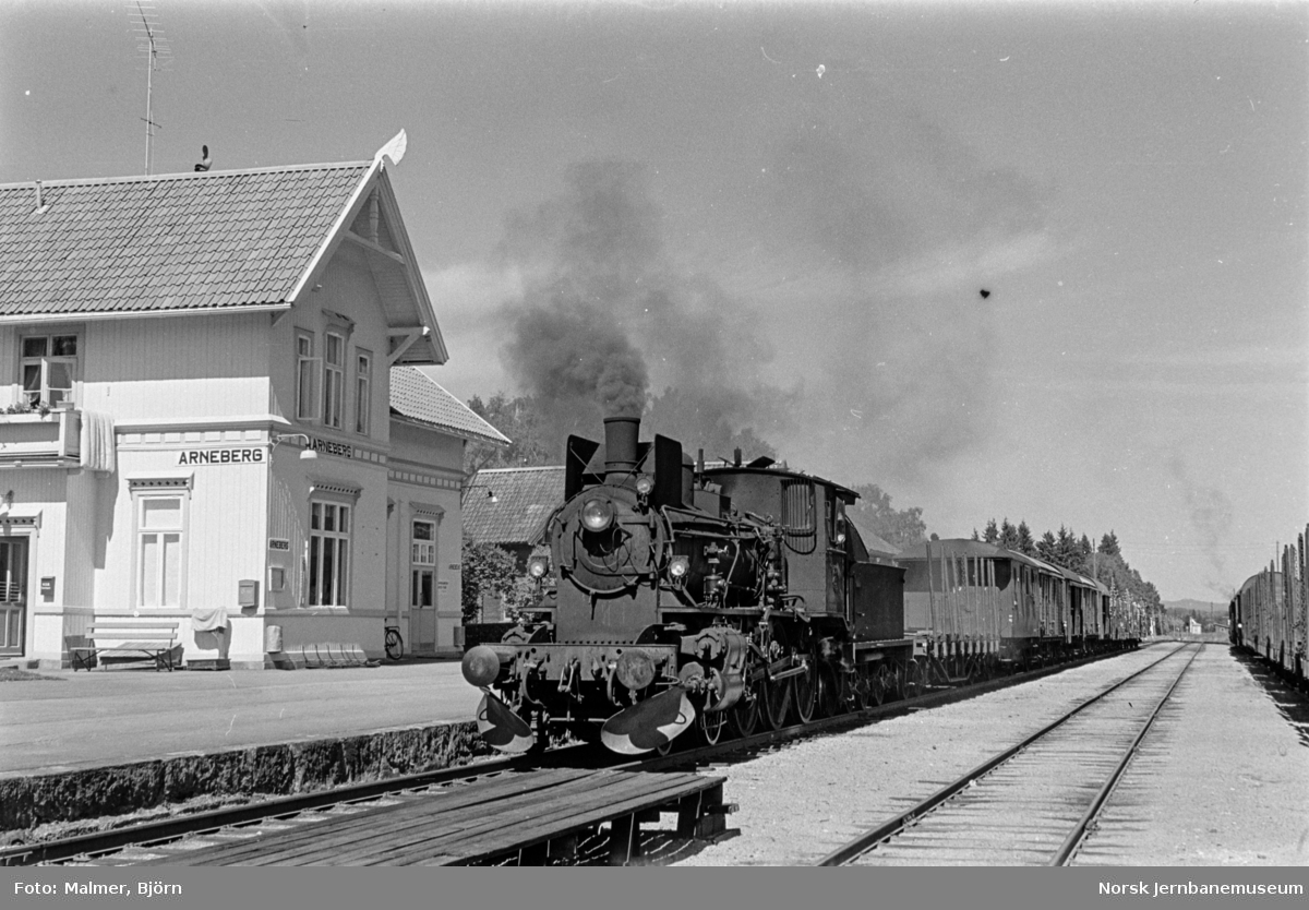 Damplokomotiv type 27a nr. 234 med godstog fra Elverum til Kongsvinger på Arneberg stasjon.
