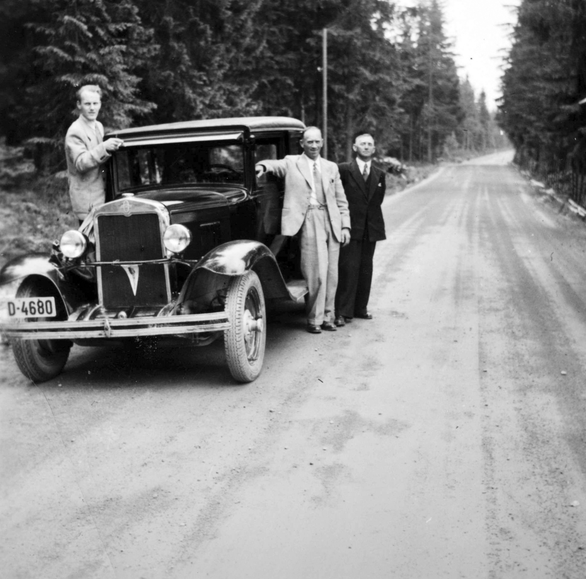 Chevrolet 1929-30, personbil D-4680, Sukkertur til Sverige. Fra v: Nils Høisveen, bileieren Arnt Dalseng og Olaf Mæland.