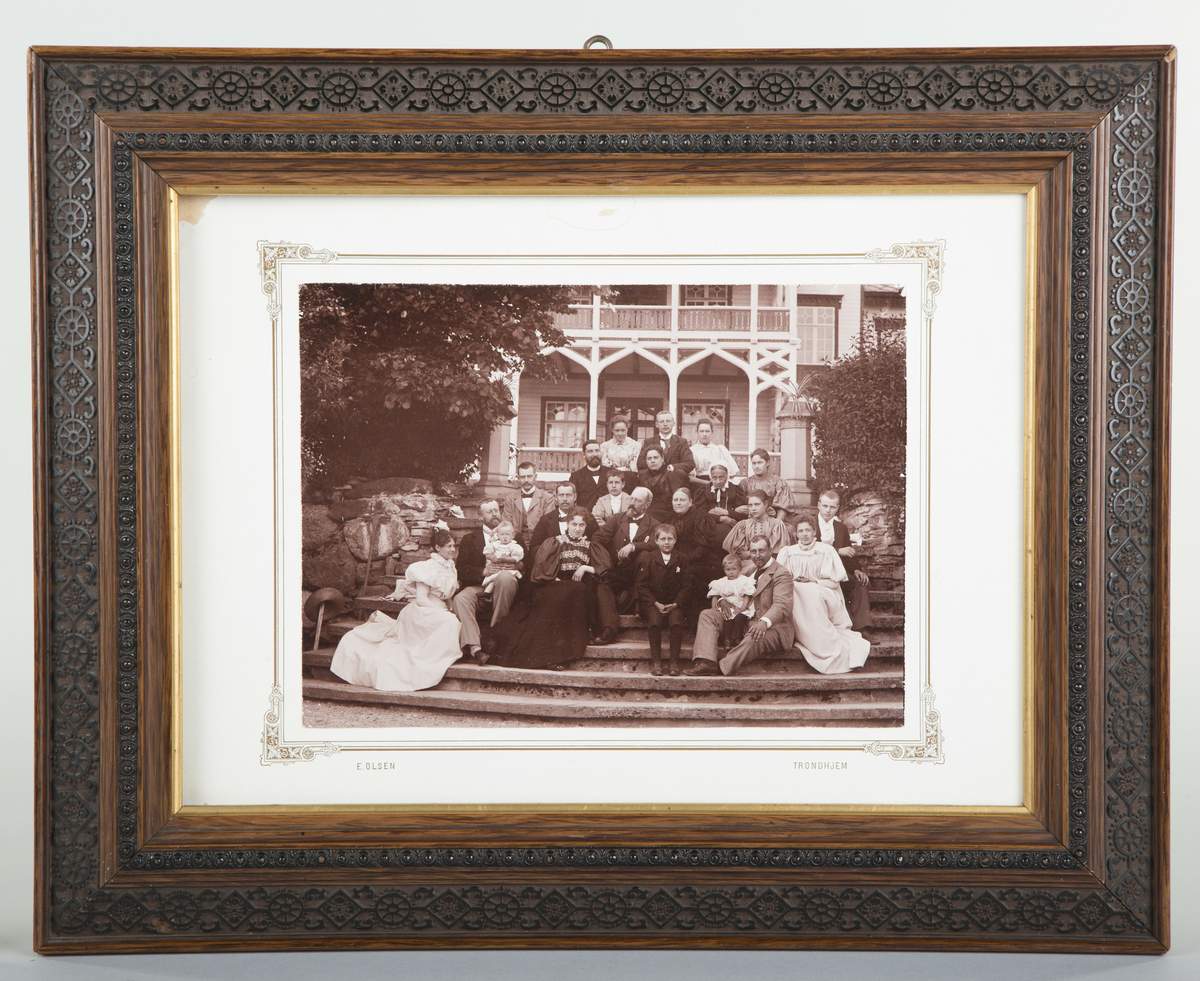 Fotografi av familien Bachke tatt i forbindelse med Anton Sophus Bachkes 60. års dag 21.juni 1896. Hele familen er samlet på trappa foran Hovedbygningen på Ringve gård. Anton Sophus og Barbara i midten.