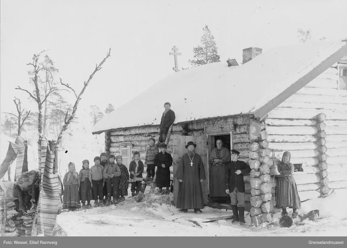 Prest Konstantin Stjsjekoldin og elever utenfor et skolekapell, Køllaqjokk-sit, vinteren 1897.
