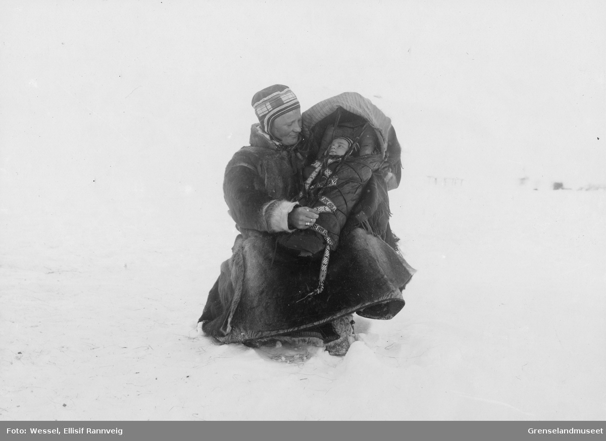Marit Banne med sin datter Inga i komse, vinteren 1897.