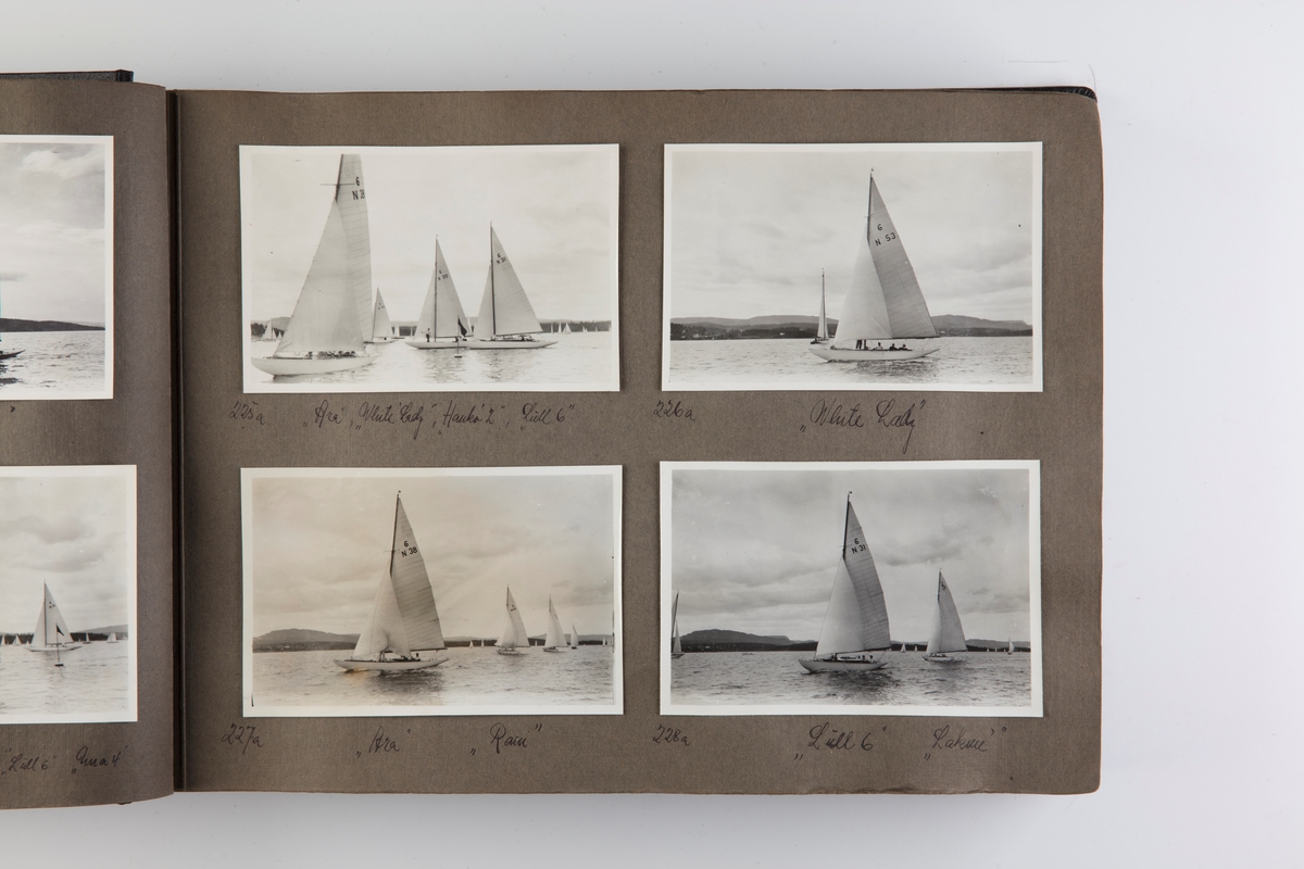 Album med fotografier av seilbåter fra regattaer i 1933.