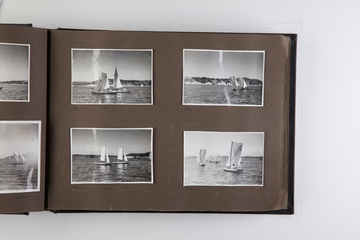 Album med fotografier av seilbåter fra regattaer i 1939-1947.