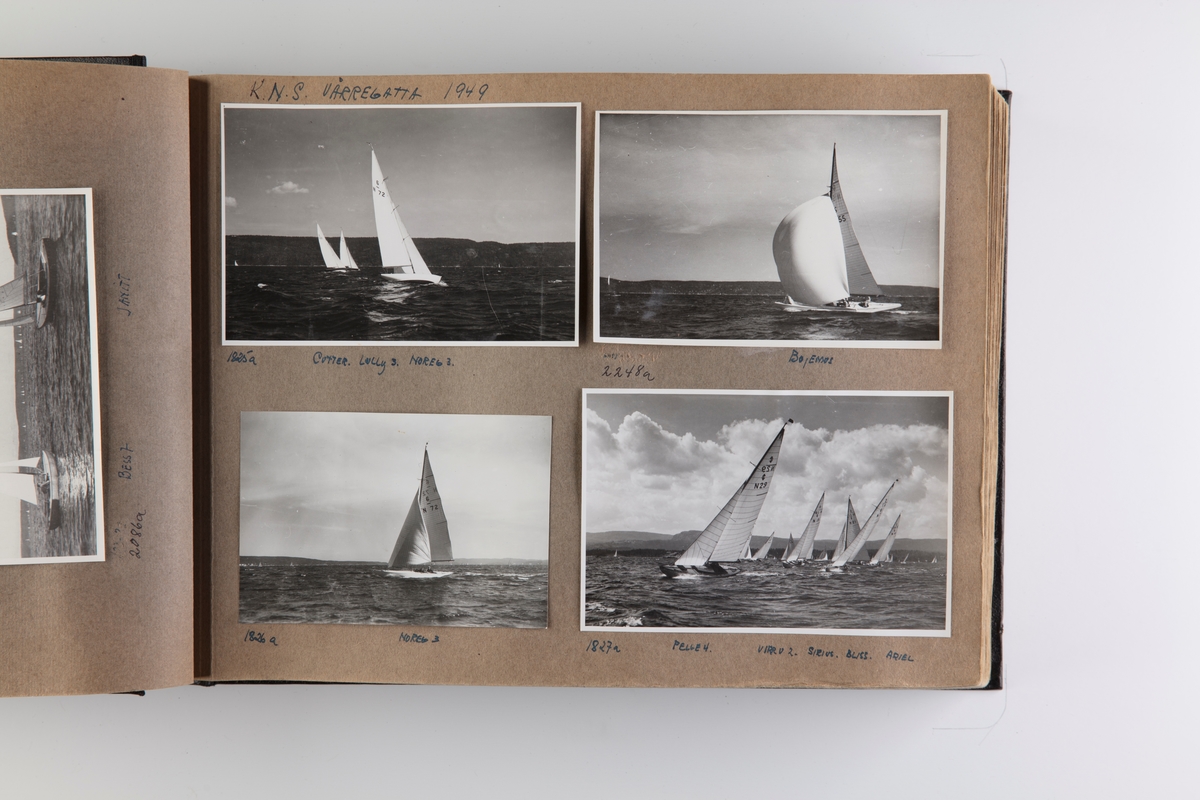 Album med fotografier av seilbåter fra regattaer i 1948-1950.
