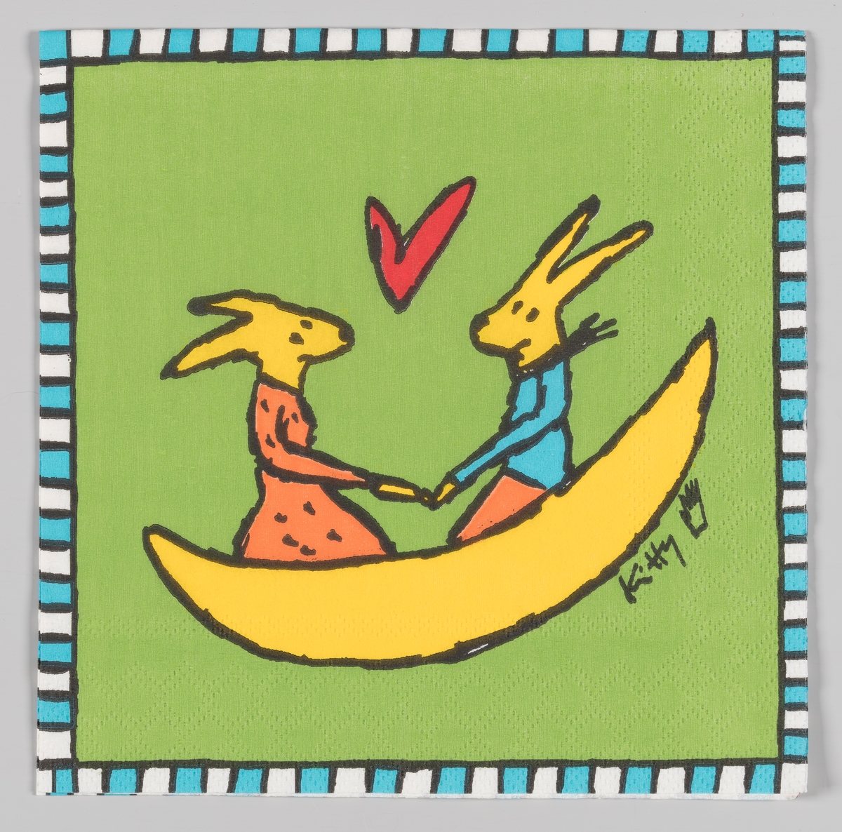 To kaniner med lange ører sitter i en krum båt og mellom dem svever et hjerte. Den ene kaninen er kledt i kjole og den andre i en genser og bukse.