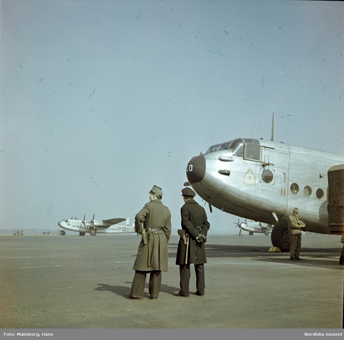 Berlinblockaden. Brittiska transportflygplan av typen Avro York bevakas av poliser på ett flygfält.