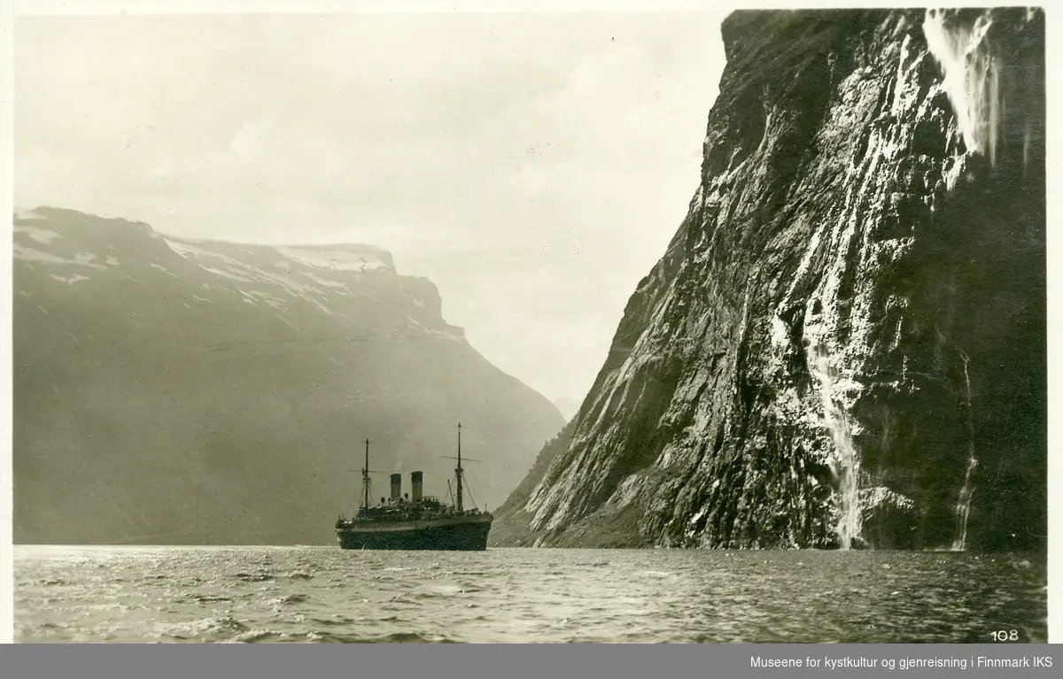 Postkort. Dampskip ved fossen "Brudesløret" i Geirangerfjorden. Omkring 1929.