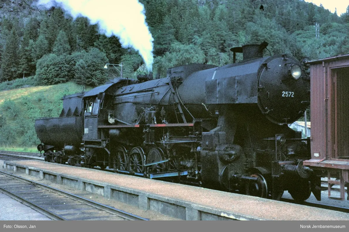 Damplokomotiv type 63a nr. 2572 med pukktog på Langstein stasjon.