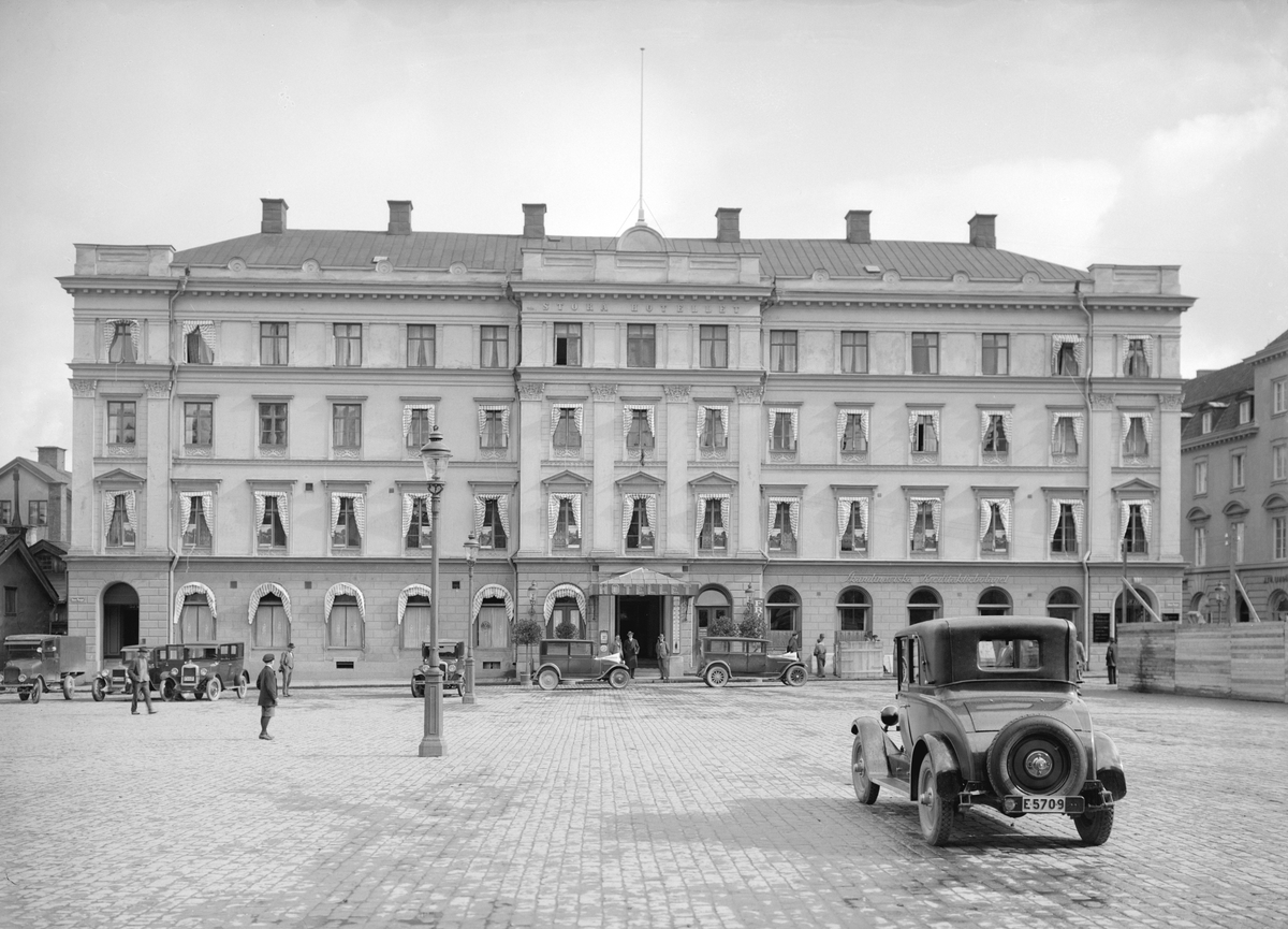 Vy mot Stora Hotellet i Linköping 1927. Hotellet uppfördes ursprungligen 1852 efter ritningar av Jonas Jonsson. Hotellets översta våningsplan tillkom 1893. Tiden för bilden kan bestämmas genom det påbörjade arbetet till höger för det så kallade Folkungamonumentet.