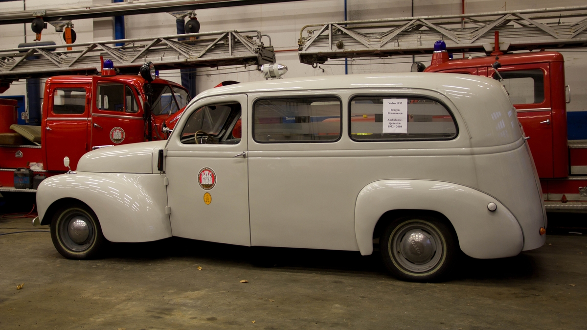 Ambulanse for brannvesen,  1952-modell av type Volvo PV834, registreringsnummer O 4044. Motor 90 HK/3670 ccm/Bensin. 3 seter og båre.