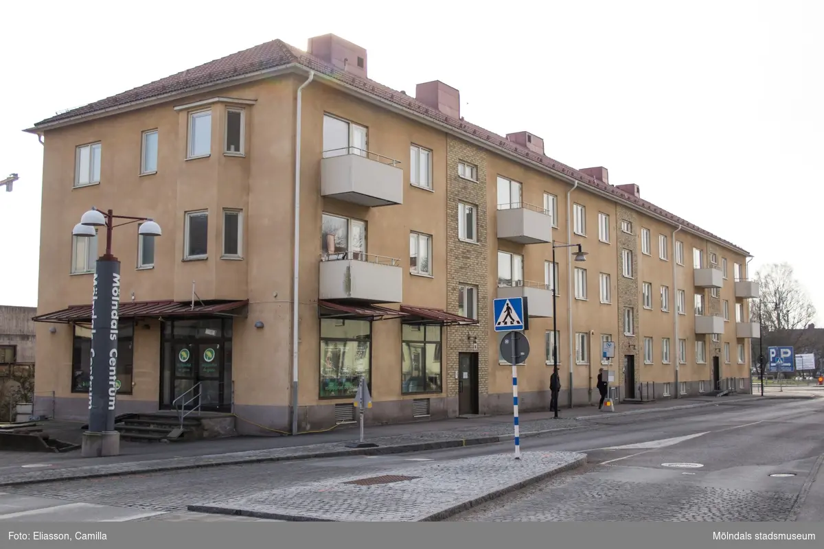 Storgatan åt sydost, år 2015. Bild 1-2: hörnet av Brogatan 23 (Miljöpartiet) och Storgatan 33A-C (lägenheter). Bild 3: entré till Storgatan 33. Dokumentation av platsen innan rivning och nybyggnation.