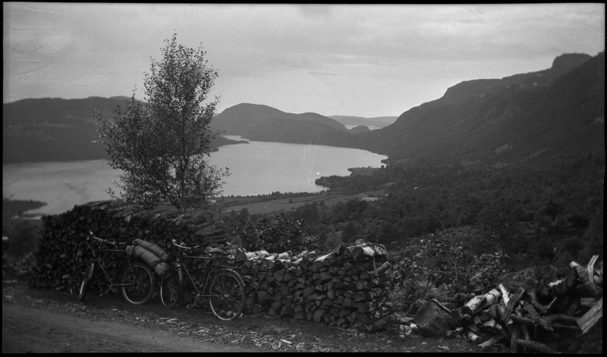 Sigurd Schwebs tar pauser fra sykkeltur fra Årdal til Hjelmeland. Det er utsiktsbilder over fjorder, fra hesjer, en bautastein med påskriften "1905" en elv og Schwebs foran teltet deres.