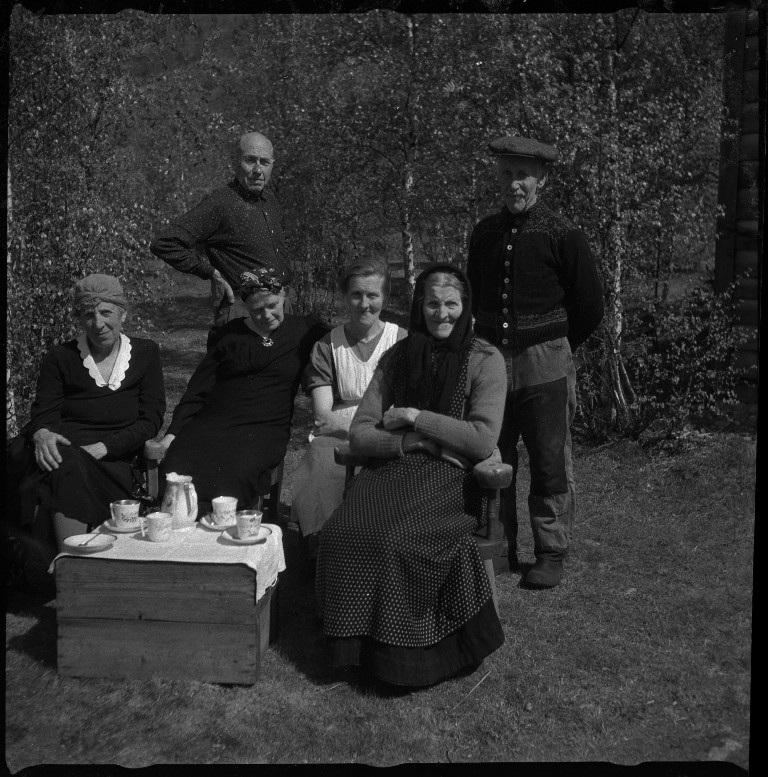 Frida og Paul Johannessen, familien Øyane og en barnefamiliei Kvilldal.