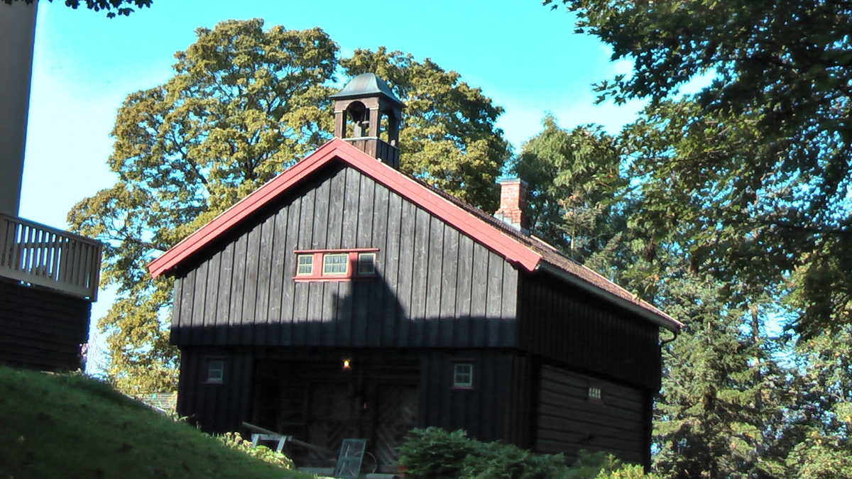 På stabburstaket er det også et klokketårn. Her henger matklokka på gården. Tårnet står på et stabbur fra 1949, men sto tidligere på en annen bygning på gården.  På matklokka står inskripsjonene «STØBET AF CHRISTOFER MONSSEN I AARET 1817» Tårnet er lavt og med buet telttak.