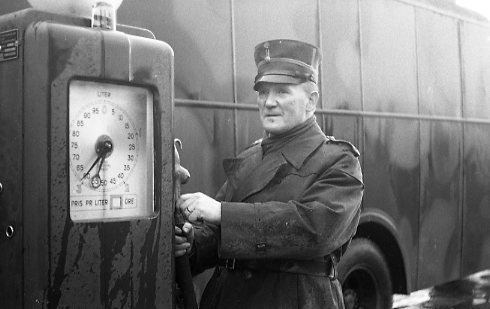 Claesson, löjtnant, A 6, vid bensinmacken.