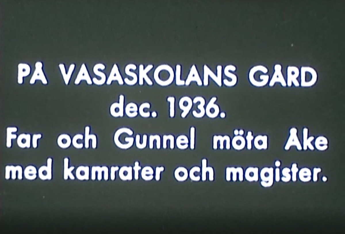 På Vasaskolans gård december 1936
Mannen med portfölj är magister Nils Flodin.