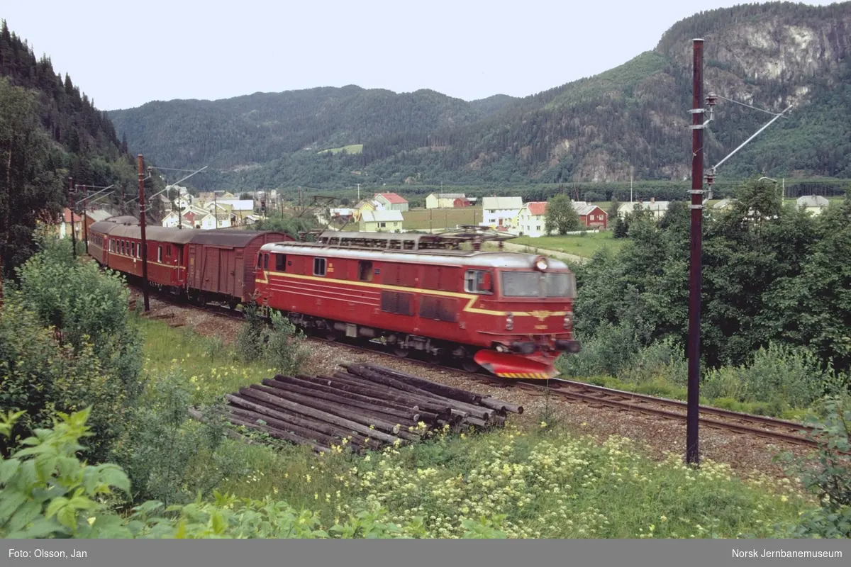 Dagtoget fra Trondheim til Oslo Ø i Drivdalen nær Støren. Toget trekkes av elektrisk lokomotiv type El 14.