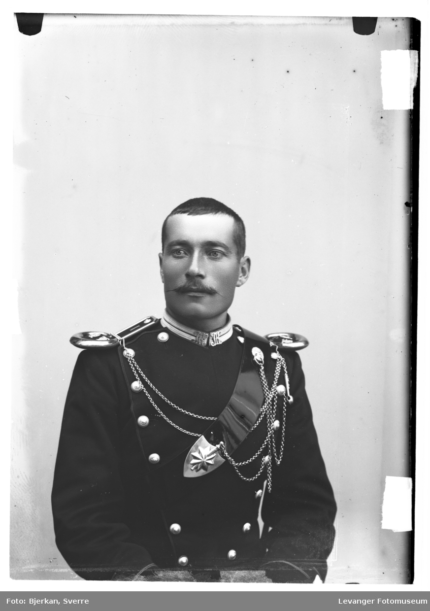 Portrett av sersjant Kvelstad fornavn ukjent.