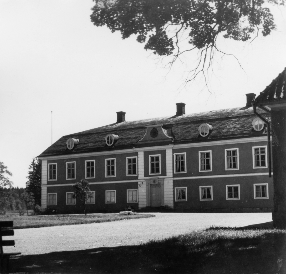 Nydala herrgård i Värnamo kommun. Huvudbyggnaden och trädgården fotograferat från nordväst.
