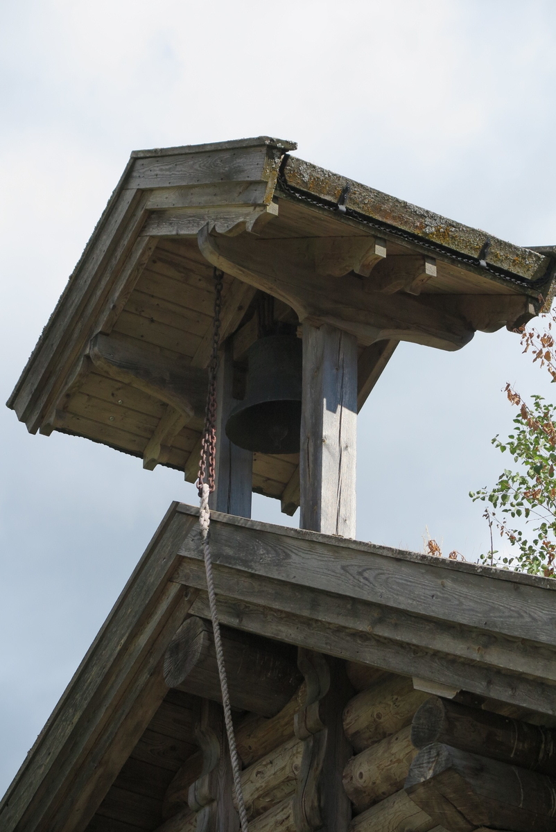 Klokketårnet på Grylling østre har saltak og enkelte sveitsertildetaljer. Klokketårnet står på et stabbur.