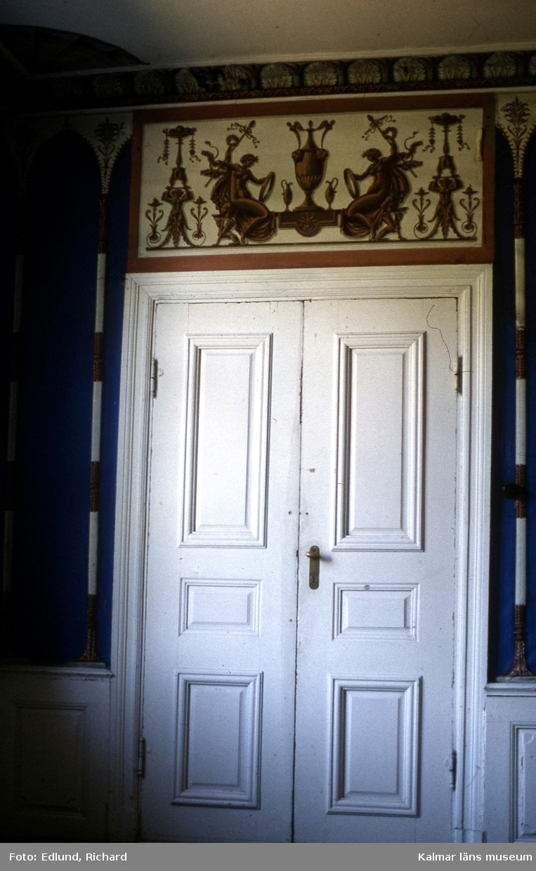 Målat dörröverstycke från 1700-talet i Berga gård.