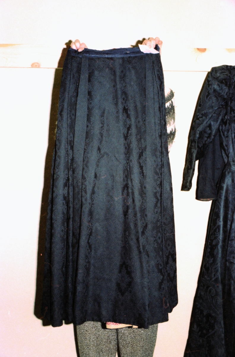 Et skjørt i sort ulldamask fra Masgarden, Unni Linge, Valldal. Motiv tatt ved ei tekstilutstilling i Valldal.