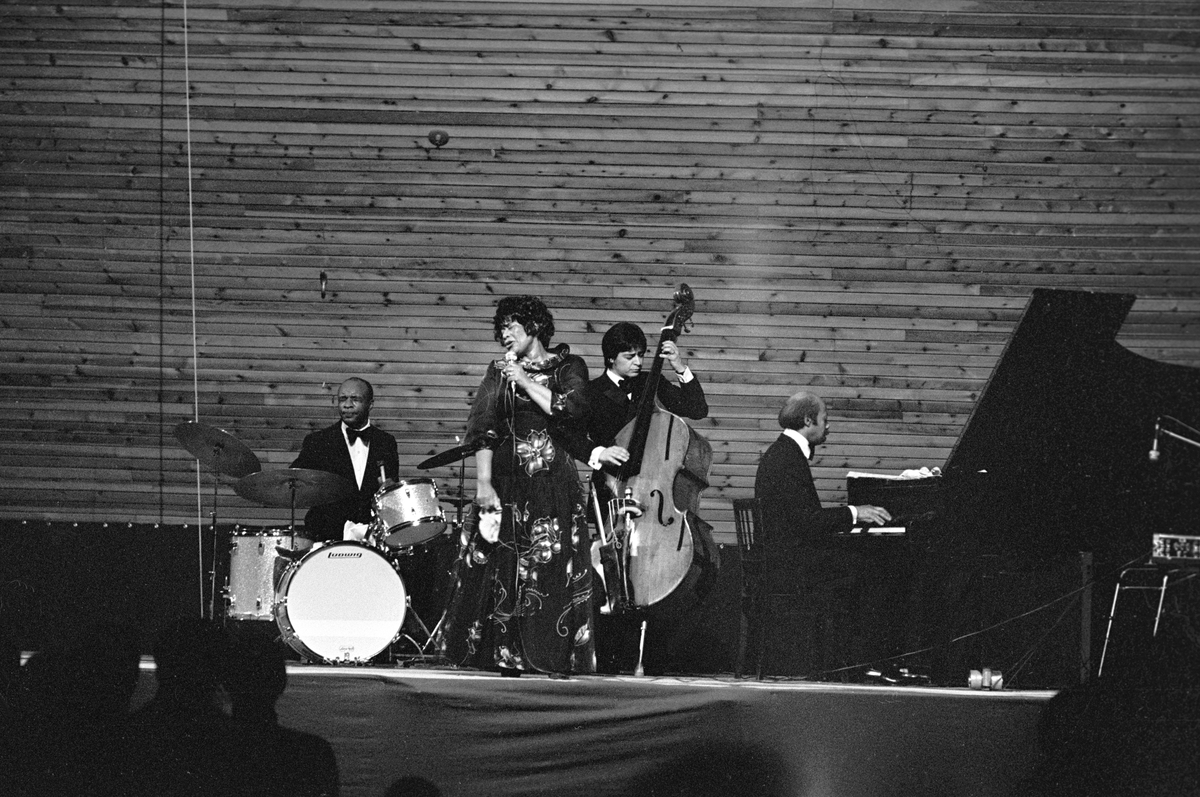 Konsert med Ella Fitzgerald og Flanagan's trio i Njårdhallen. Fra venstre Ed Thigpen på trommer, Ella,  Frank de la Rosa på bass og Tommy Flanagan på flygel.