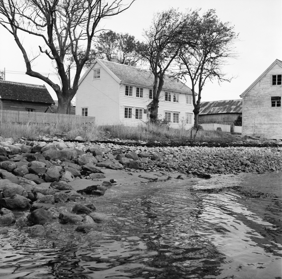 Det gamle Løegtunet på Valderhaugstranda. Hans Løeg startet handel her i 1748. Andreas Løeg overtok 1789 og bygde husa som nå står.