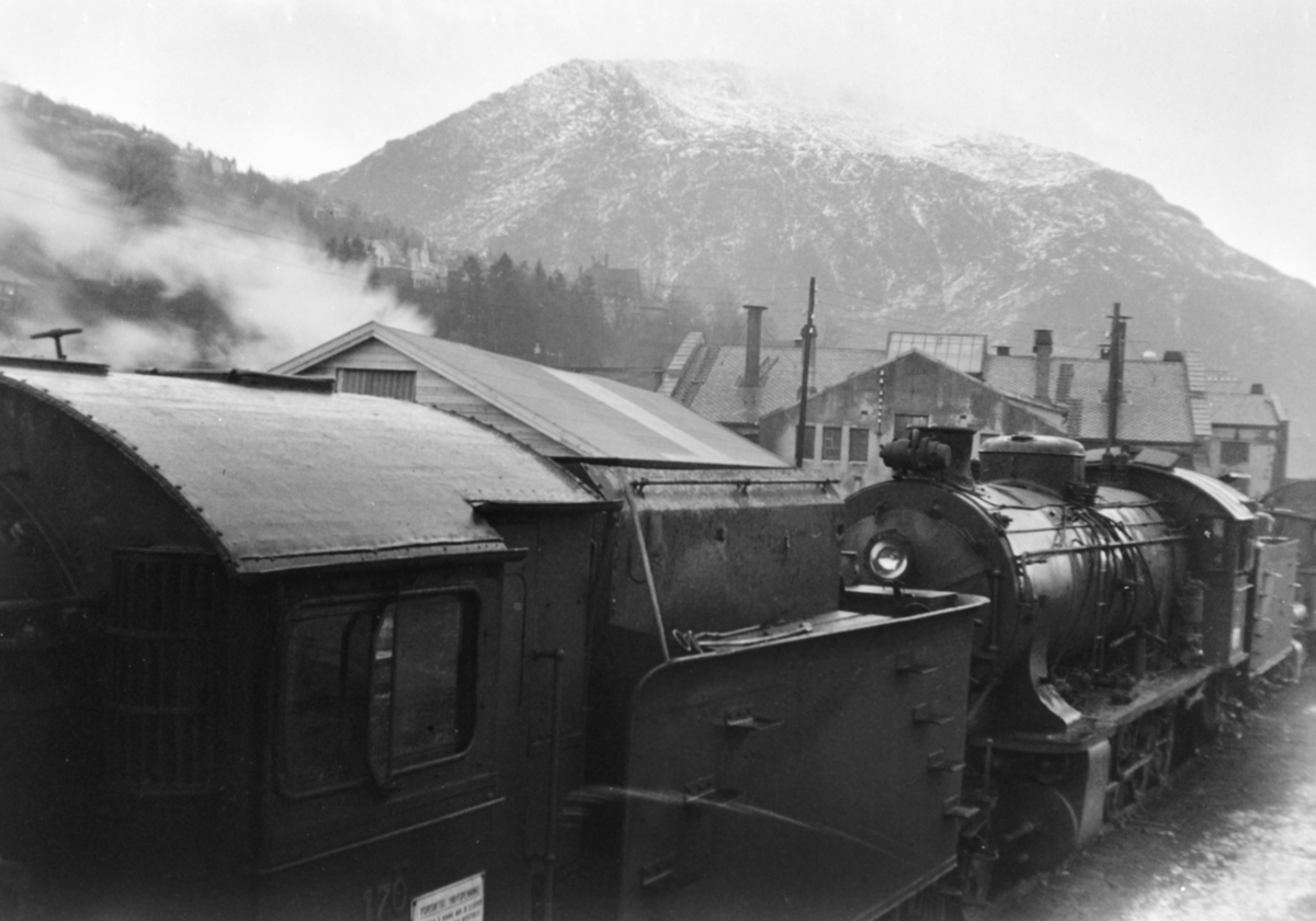 Hensatt damplokomotiver type 39a på Bergen stasjon, nærmest nr. 170.