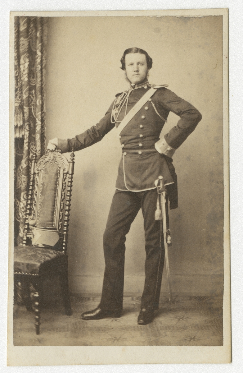 Porträtt av friherre Carl Gustaf Teodor Bennet, officer vid Skånska dragonregementet K 6.

Se även bild AMA.0002048 och AMA.0009415.