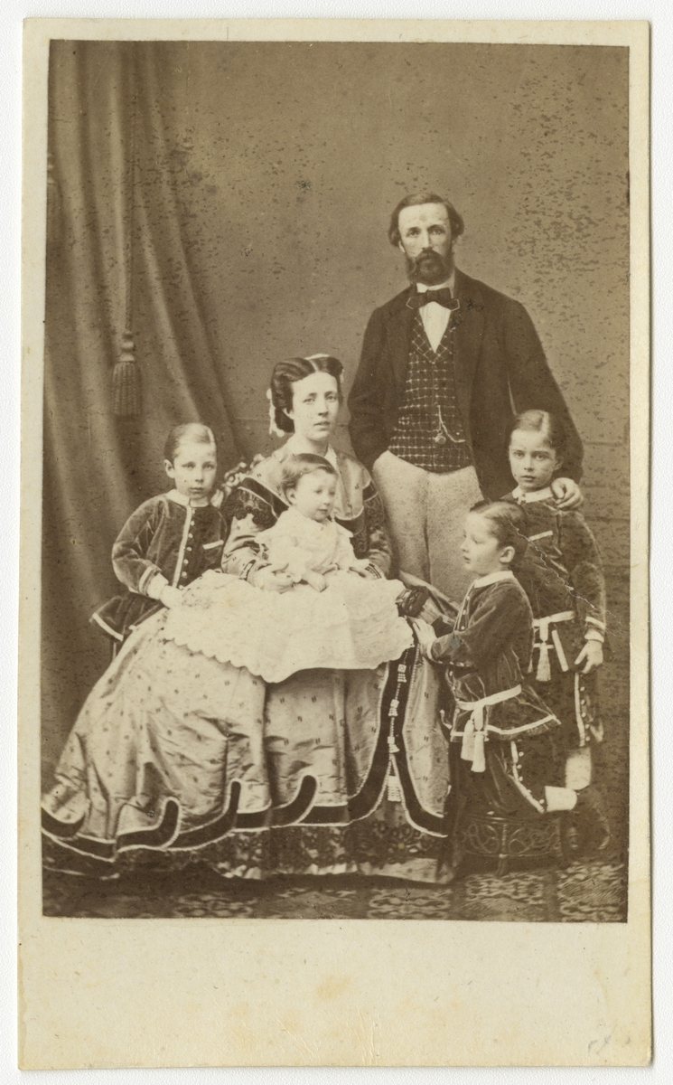 Porträtt av Oscar II med hustru Sofia och barnen Gustav (V), Oscar, Carl och Eugen.