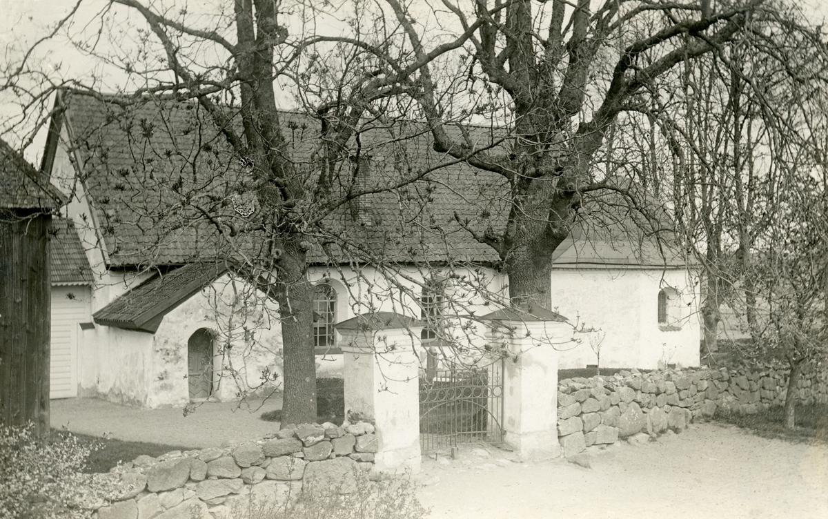 Östra Skrukeby kyrka dokumenterad före restaurering 1925-26. Längst till vänster skymtar det vapenhus i trä som tillkom efter tornets nödvändiga nedrivning 1868. Därefter ses det gamla vapenhuset och till höger det gravkor som tillkom på 1600-talet för släkten Ribbing.