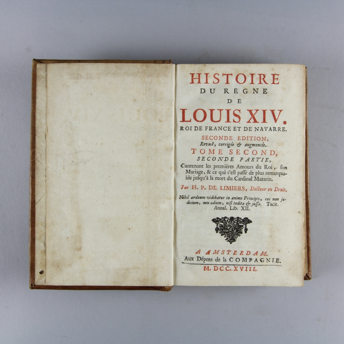 Bok, helfranskt band "Histoire du regne de Louis XIV" del 2:2. Skinnband med guldpräglad rygg i fem upphöjda bind, skuret rödstänkt snitt.