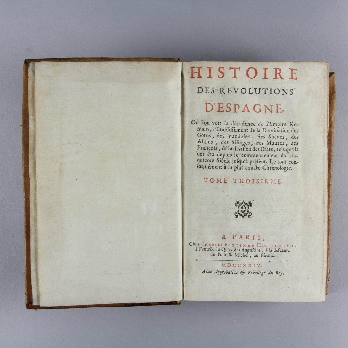 Bok, helfranskt band "Histoire des revolutions d´Espagne", del 3. Skinnband med guldpräglad rygg i fem upphöjda bind. Blåstänkt skuret snitt.