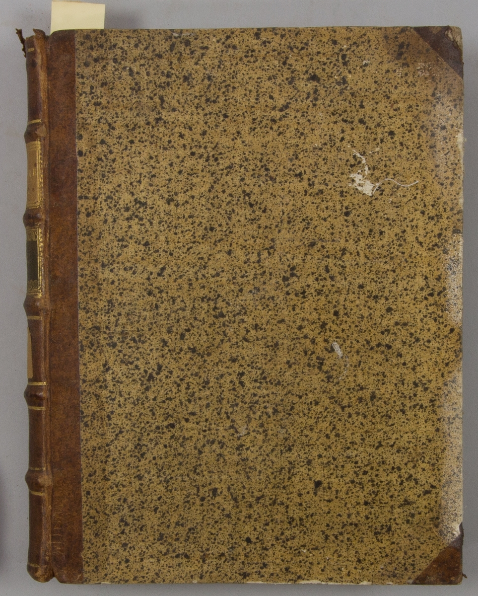 Bok, halvfranskt band "Le grand vocabulaire francois", del IV, utgiven i Paris 1768.
Band med pärmar av papp med påklistrat stänkt papper, hörn och rygg av skinn med fem upphöjda bind med guldpräglad dekor, titelfält med blindpressad titel och ett mörkare fält med volymens nummer. Med stänkt snitt. Påklistrad etikett märkt med bläck "No 2”.