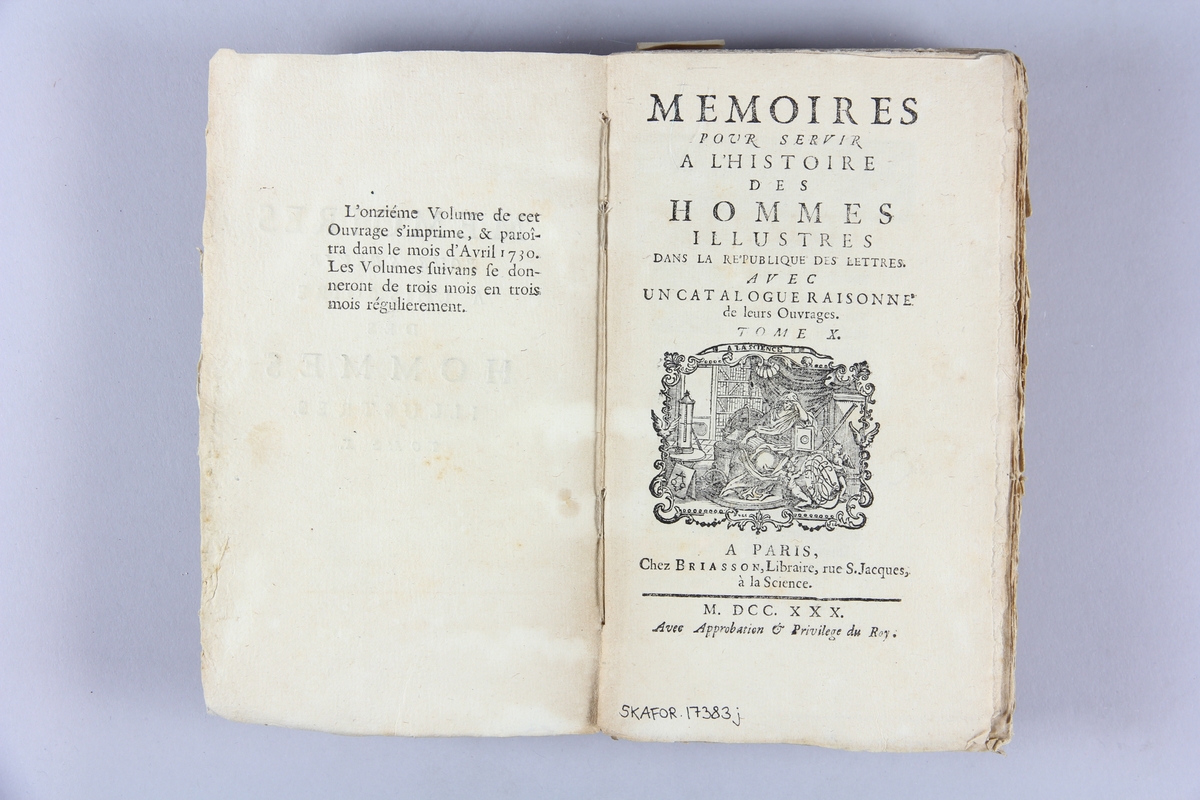 Bok, häftad, "Mémoires pour servir à l´ histoire des hommes illustres", del10. Pärmar av marmorerat papper, oskuret snitt.