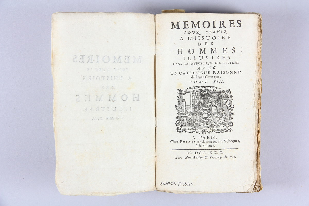 Bok, häftad, "Mémoires pour servir à l´ histoire des hommes illustres", del 13. Pärmar av marmorerat papper, oskuret snitt.