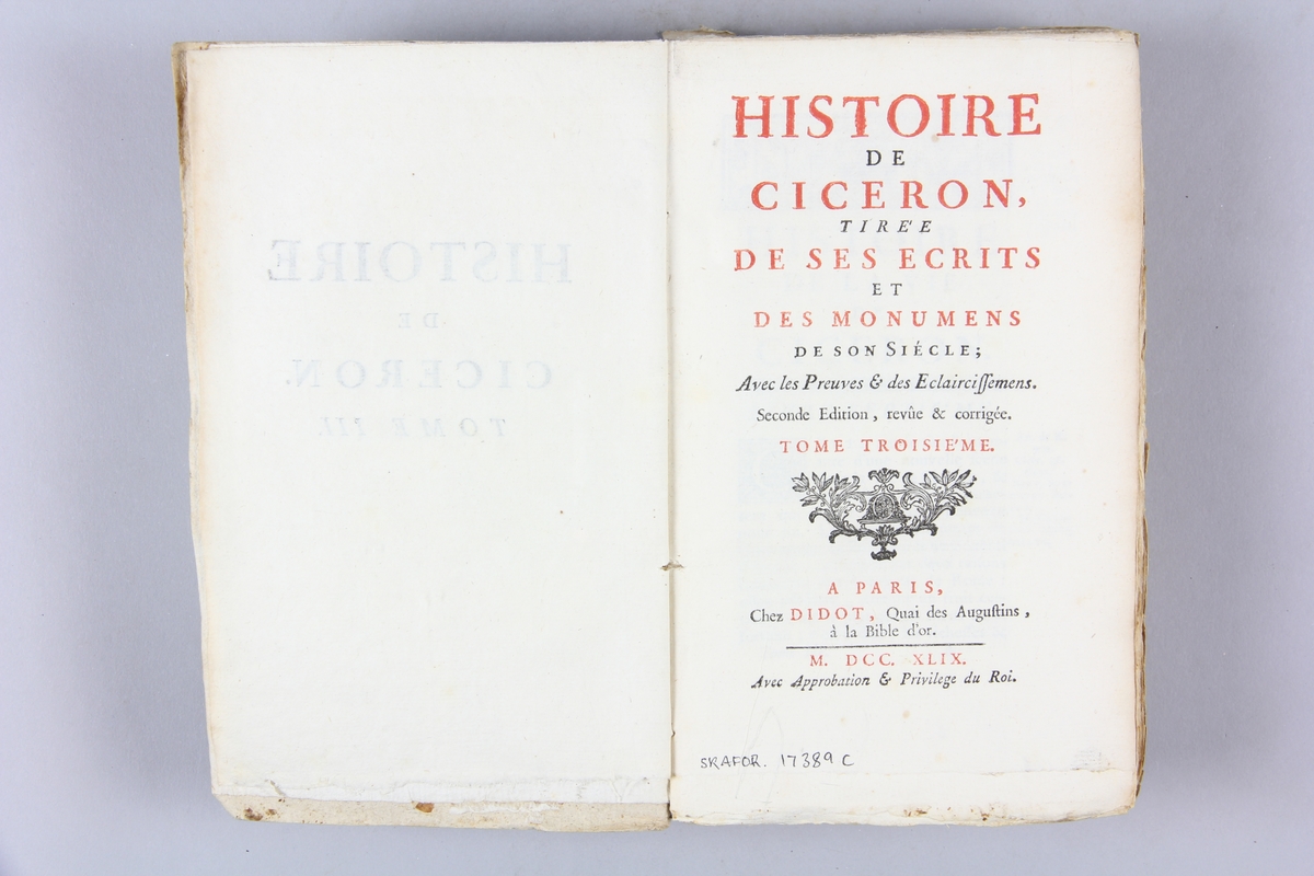 Bok, pappband "Histoire de Cicéron", del 3, tryckt 1749 i Paris. Pärmar av blågrått papper, oskuret snitt. Blekt rygg med etikett med volymens titel och samlingsnummer.