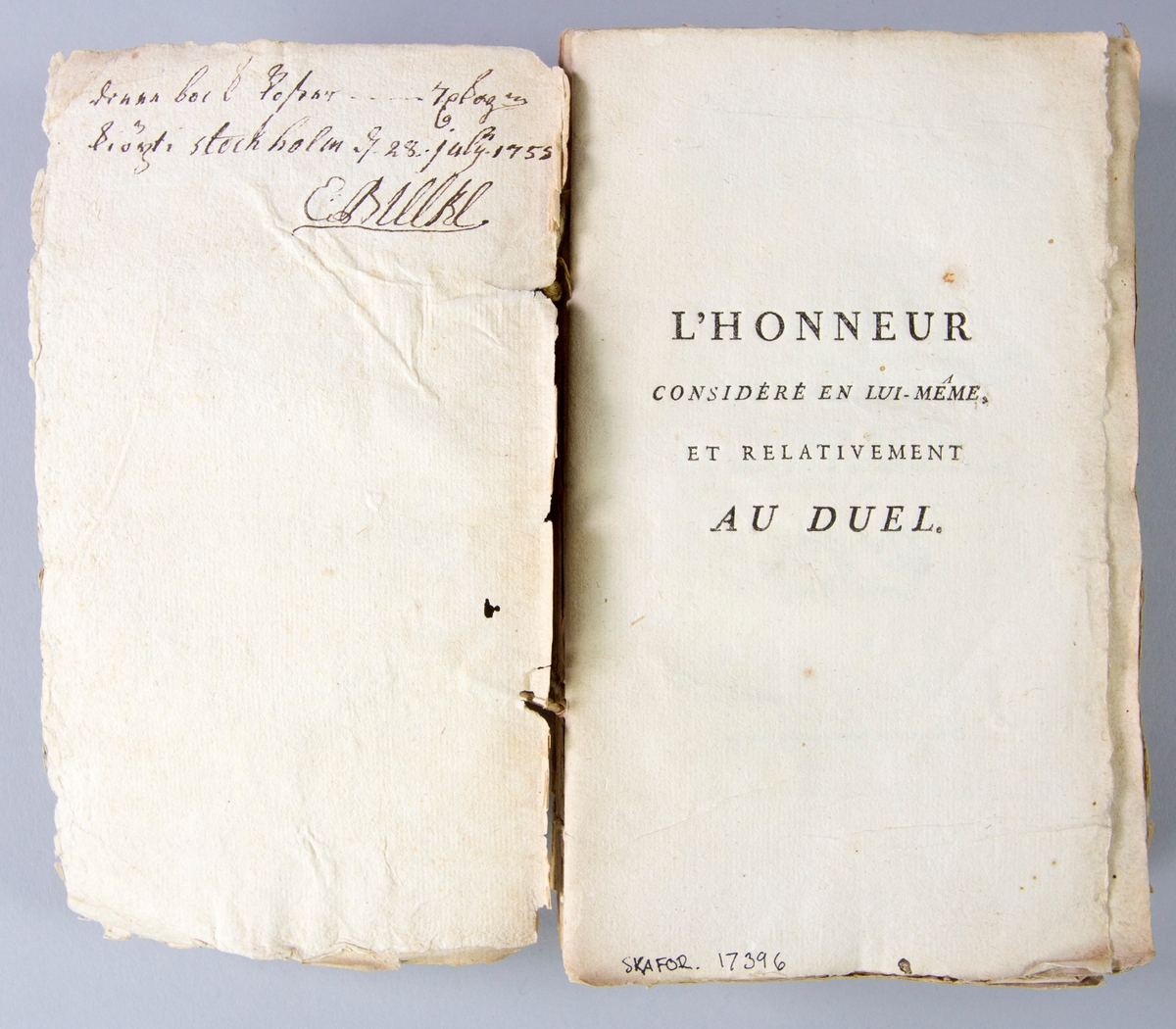 Bok, pappband, "L´honneur considéré n lui-même et relativement au duel", tryckt 1752 i Paris. Pärmar av marmorerat papper, skadad rygg.. Oskuret snitt. Anteckning om inköp på pärmens insida.