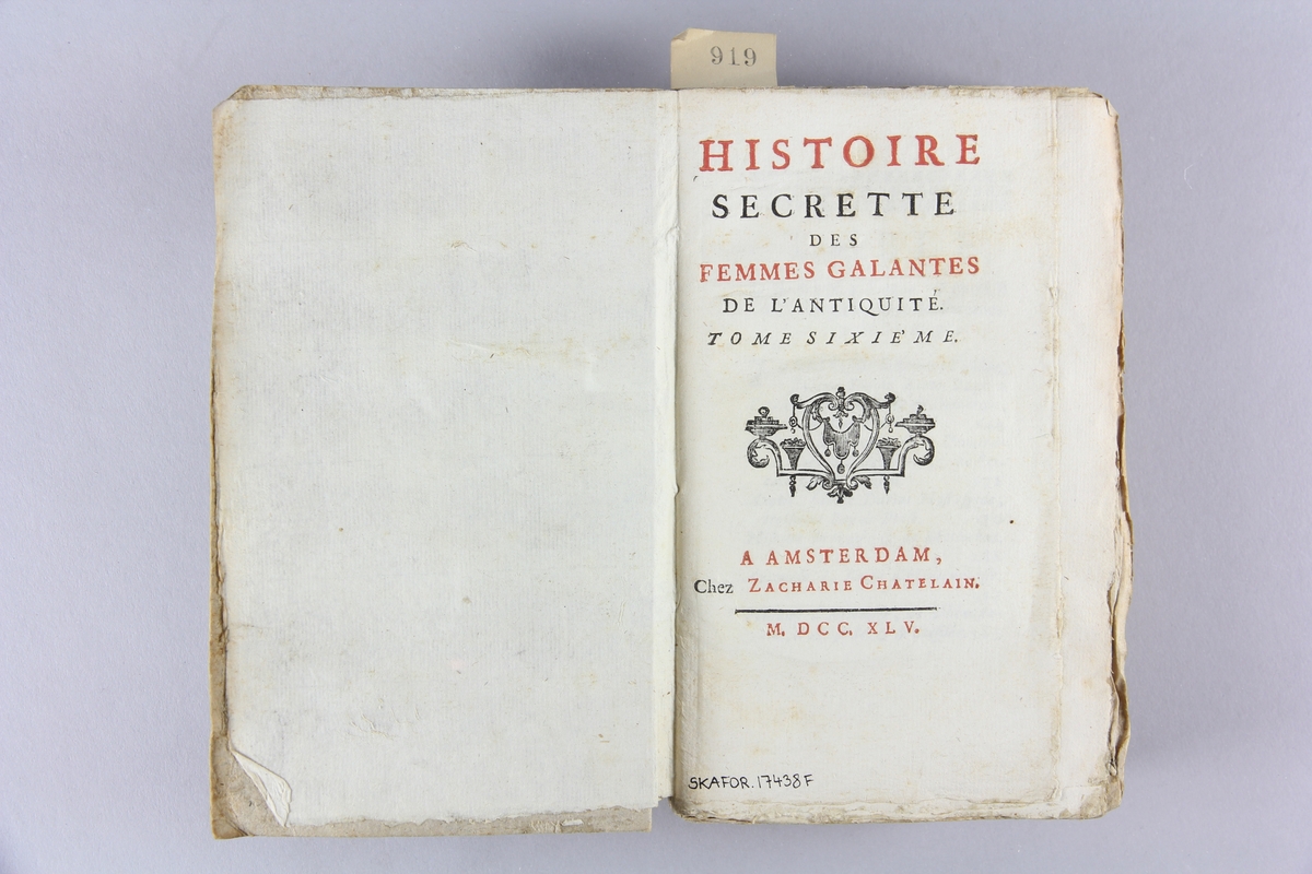 Bok, pappband, "Histoire secrette des femmes galantes 
de l´antiquité", del 6. Band av gråblått papper, oskuret snitt.