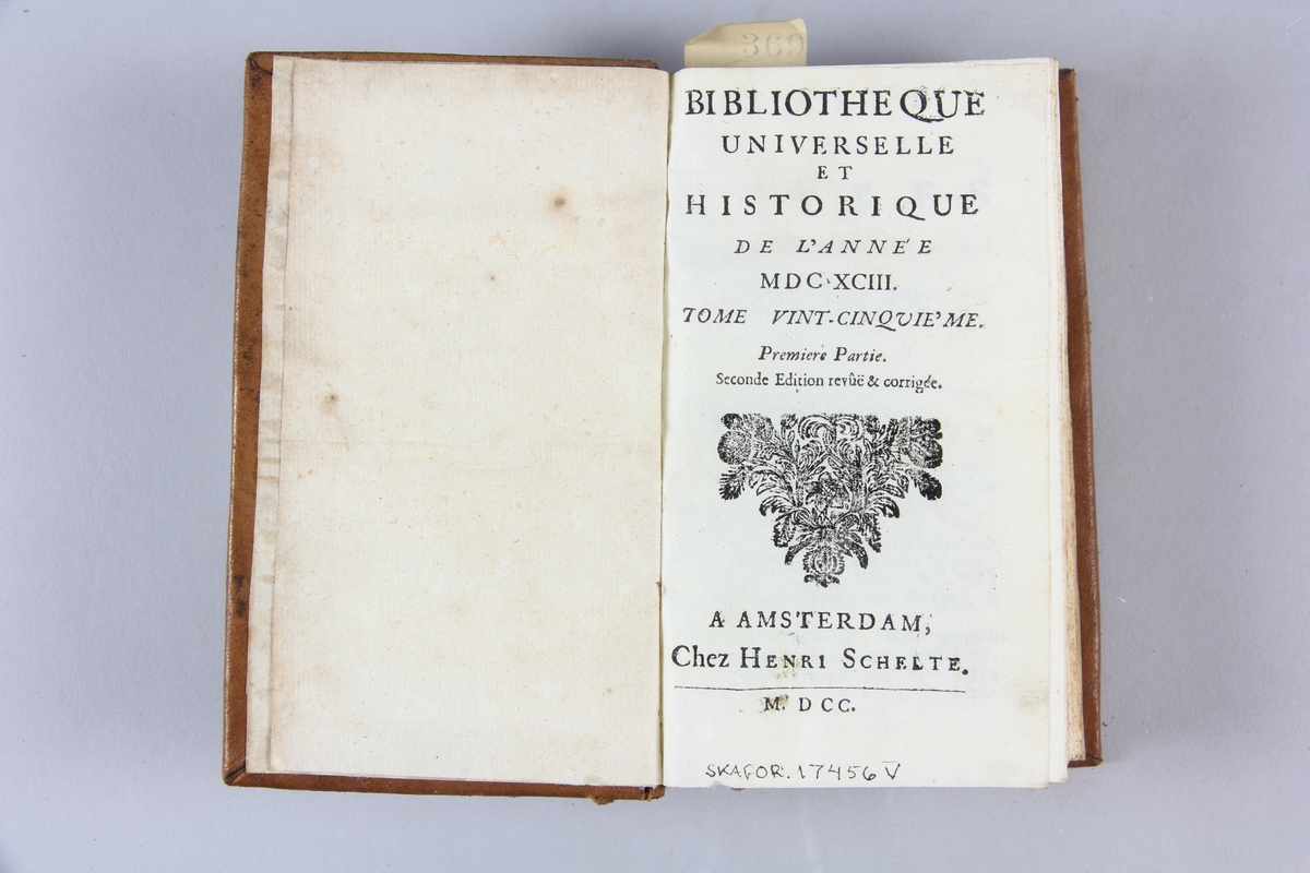 Bok, helfranskt band "Biblioteque universelle et historique" del 24, tryckt i Amsterdam 1700. Skinnband med blindpressad och guldornerad rygg i fyra upphöjda bind, nötta fält, etikett med samlingsnummer. Rödstänkt snitt.